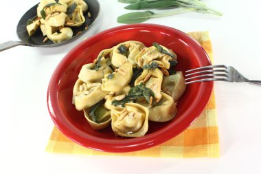 adaçayı yağı ile pişmiş tortellini