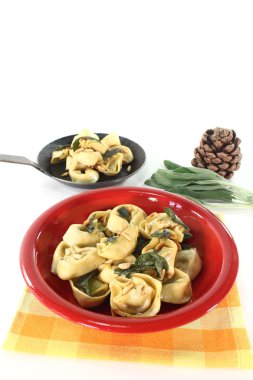 adaçayı yağı ile roket ricotta tortellini