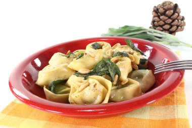 adaçayı yağı ile doldurulmuş roket ricotta tortellini