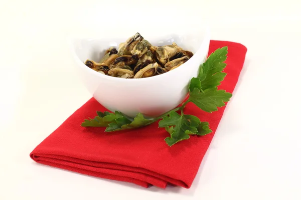 Marinerade musslor med platta blad persilja — Stockfoto