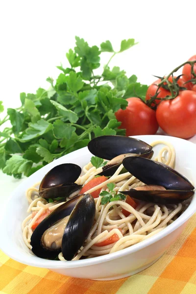 Espaguetis con tomates y mejillones — Foto de Stock