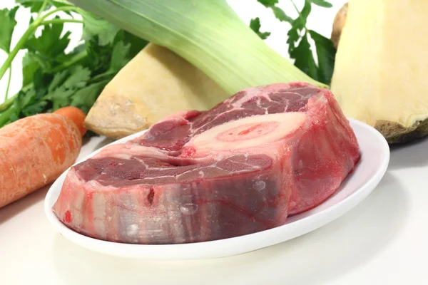 Rebanada de pierna cruda con verduras de sopa —  Fotos de Stock