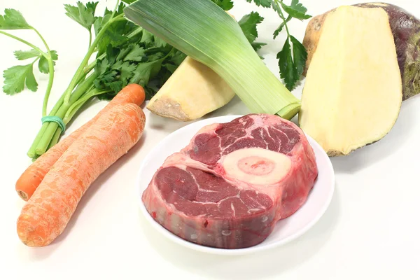 Rebanada fresca de pierna cruda con verduras de sopa —  Fotos de Stock