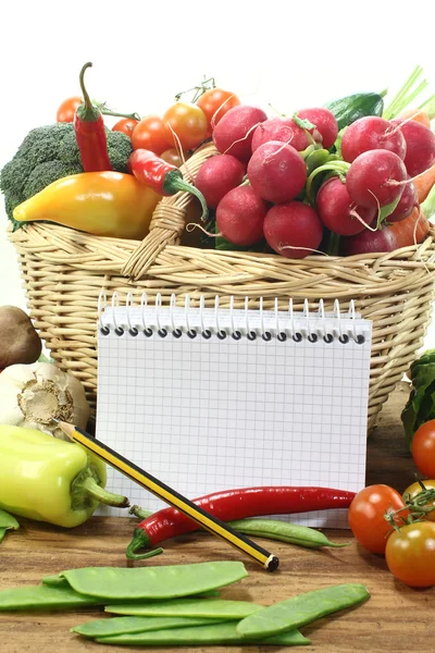Покупка бумаги с корзиной свежих овощей — стоковое фото