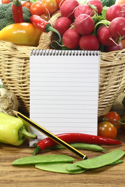 Papier mit frischem Gemüse kaufen — Stockfoto