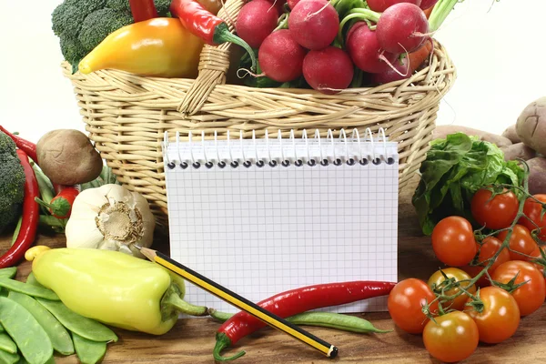 Papier mit Bleistift und Gemüse kaufen — Stockfoto