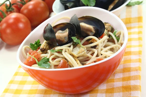Spaghetti with mussels and parsley — Stock Photo, Image