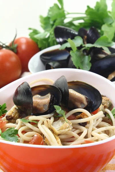 ムール貝とトマトのスパゲッティ — ストック写真