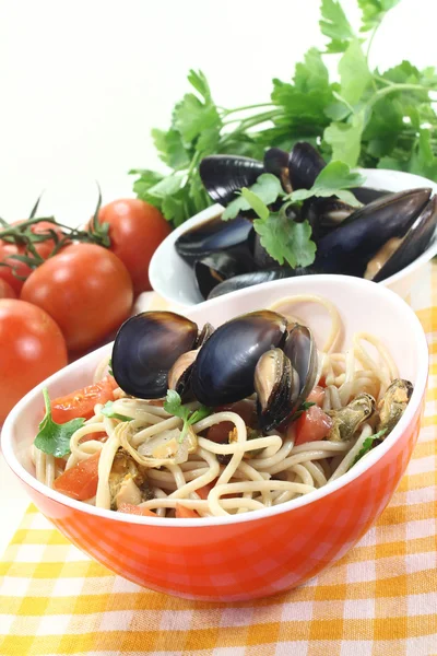 Spaghetti with mussels and fresh tomatoes — Stock Photo, Image