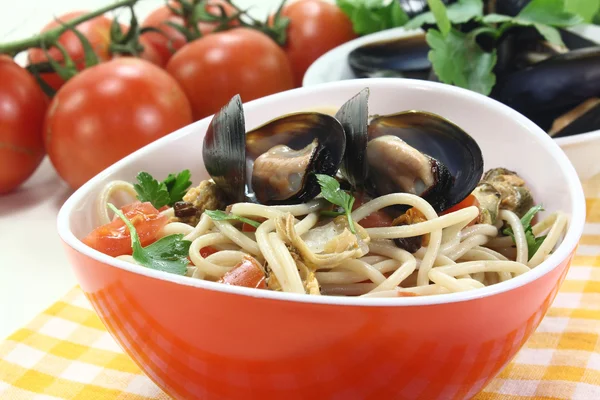 Kokt spaghetti med musslor — Stockfoto