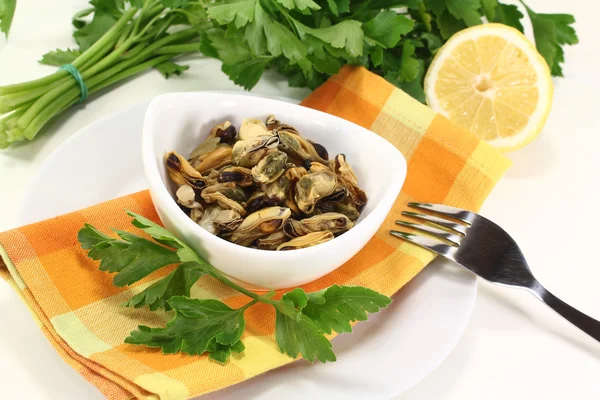 Mejillones con perejil de hoja plana —  Fotos de Stock