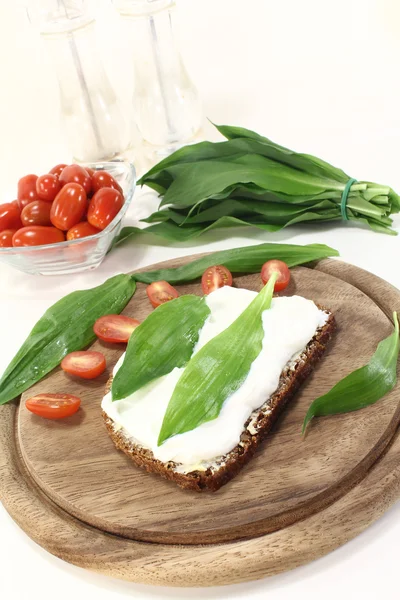 Ramson bread with fresh cottage cheese — Stock Photo, Image