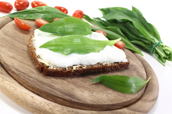 Ramson bread with cottage cheese — Stock Photo, Image