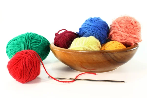 Kleurrijke ballen van wol met haaknld op een witte achtergrond — Stockfoto
