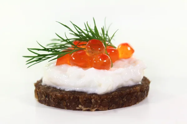 Canapé com caviar — Fotografia de Stock