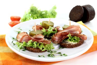 Canape mit bacon clipart