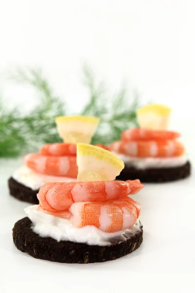 Canape with shrimps — Stock Photo, Image