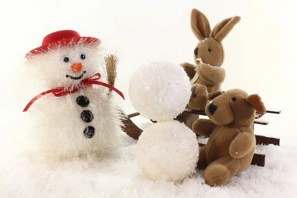 Construir un muñeco de nieve — Foto de Stock