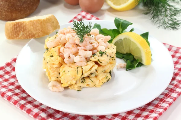 Scrambled egg with shrimp — Stock Photo, Image