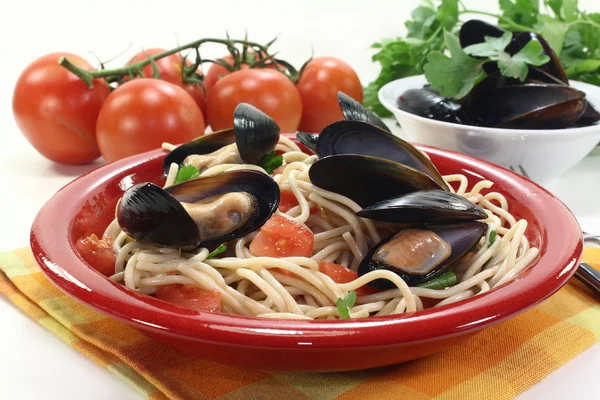 Spaghetti with mussels — Stock Photo, Image