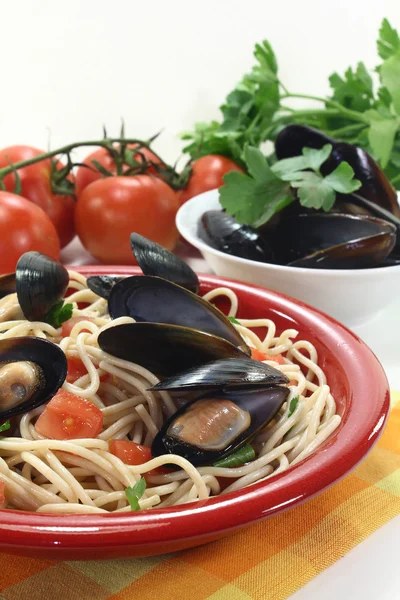 Spaghetti with mussels — Stock Photo, Image