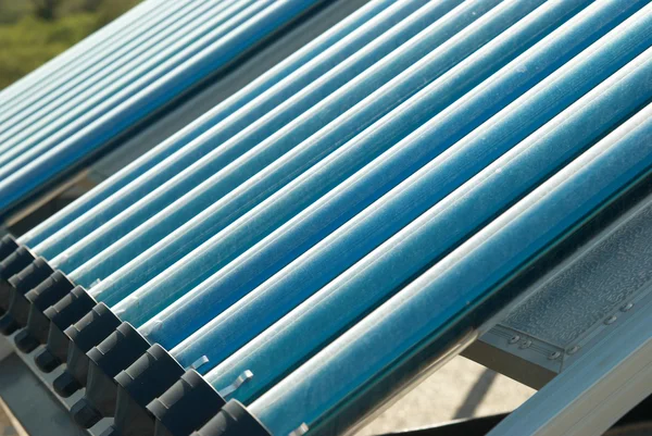 Vakuum-Solaranlage zur Warmwasserbereitung — Stockfoto