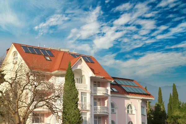 Casa moderna com painéis solares — Fotografia de Stock