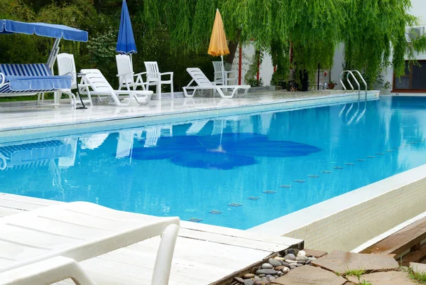 Swimming pool in the hotel — Stock Photo, Image