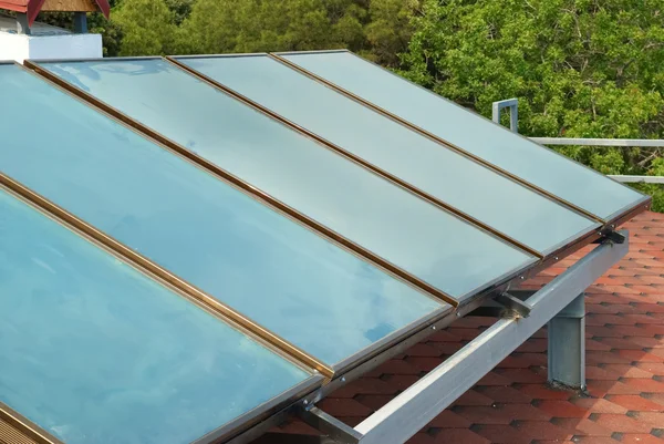 Солнечная система на крыше — стоковое фото