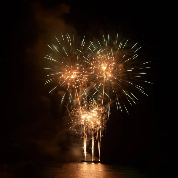 Fogos de artifício coloridos — Fotografia de Stock