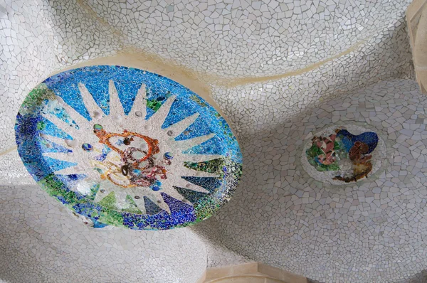 Telha solar em Barcelona, Espanha. Sala Hipostila no Parque Guell, projetado e construído por Antonio Gaudi . — Fotografia de Stock