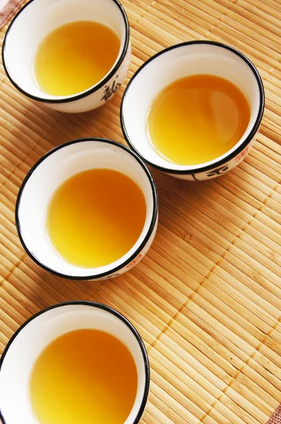Зеленый чай в китайских чашках — стоковое фото