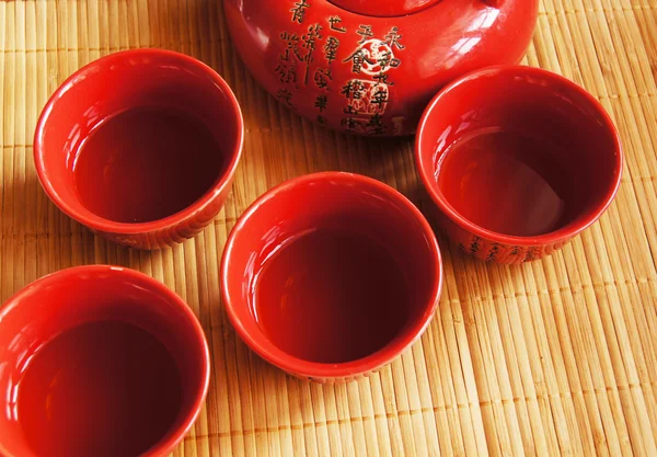 Зелений чай в китайських чашках — стокове фото