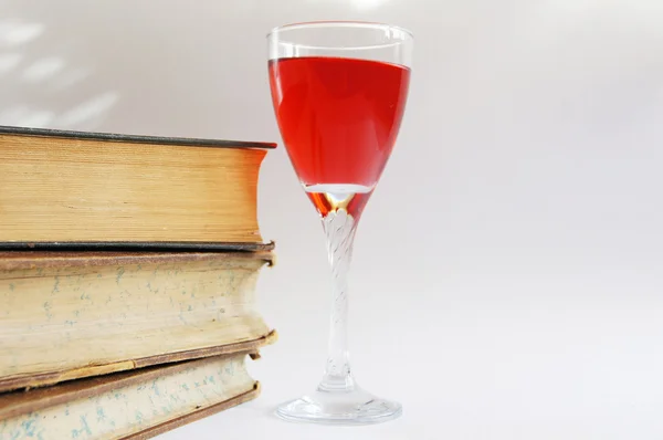 Gamla böcker och vin — Stockfoto