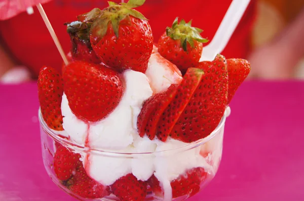 Erdbeeren und Eis — Stockfoto