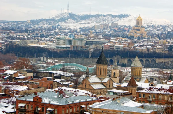 Kirchen und Kuppeln von Tiflis, Blick auf den historischen Teil der Hauptstadt der Republik Georgien — Stockfoto
