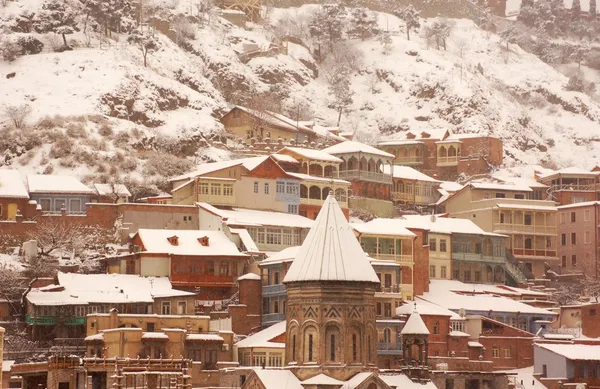 Vista de invierno a cubierto de nieve Tbilisi Casco antiguo en día brumoso —  Fotos de Stock