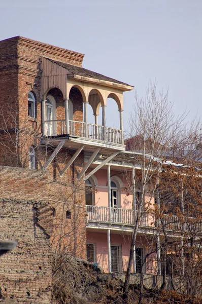 Traditionele snijdende balkons van tbilisi, kalaubani gebied — Stockfoto