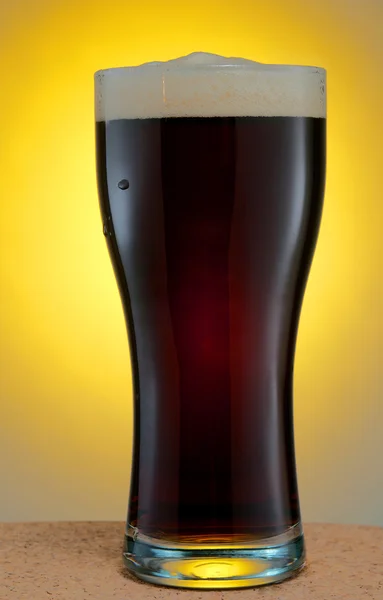 Sklenice tmavého piva — Stock fotografie