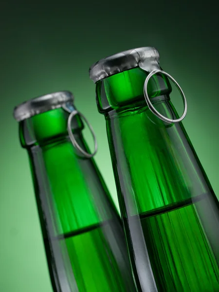 Due bottiglie verdi di birra — Foto Stock