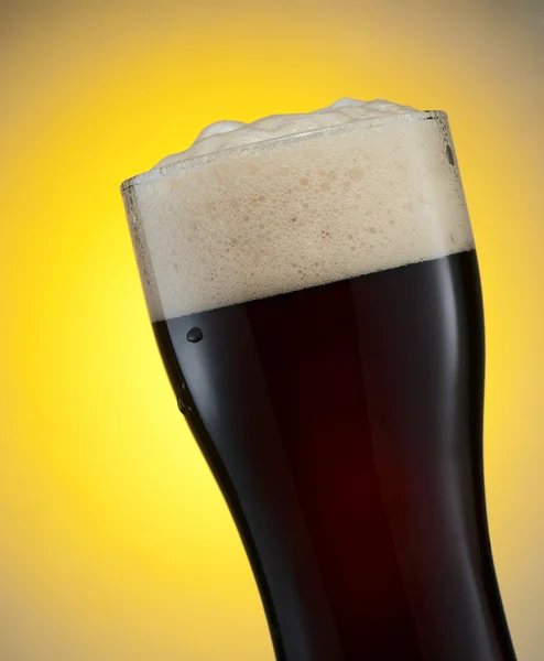 Ett glas mörk öl — Stockfoto