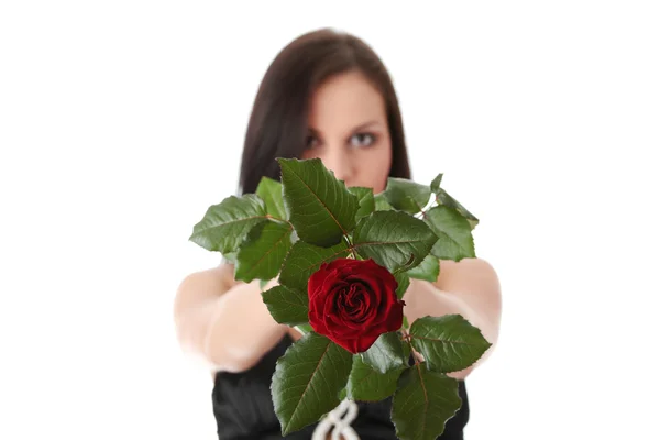 Bella donna in abito sexy in possesso di rosa rossa — Foto Stock