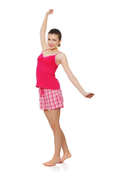 Молодая девушка в розовой пижаме — стоковое фото