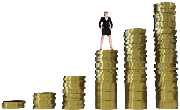 นักธุรกิจหญิงยืนอยู่บนเหรียญทอง . — ภาพถ่ายสต็อก