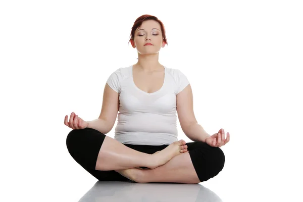 Jonge vrouw tijdens yoga oefening — Stockfoto