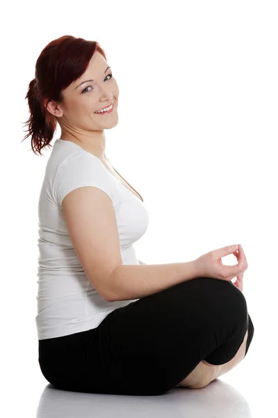 Yoga egzersiz sırasında genç bir kadın — Stok fotoğraf