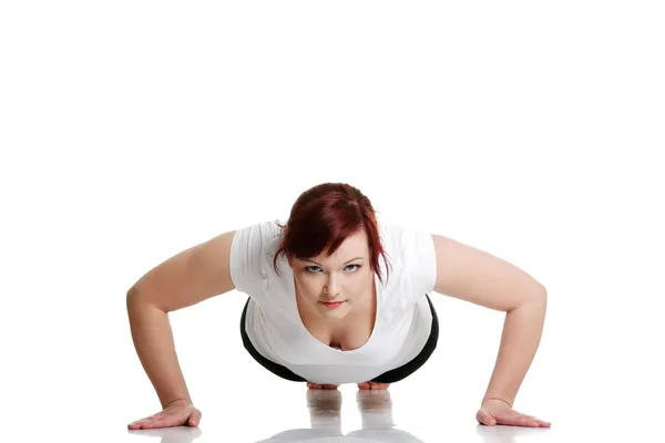 Молодая женщина во время фитнеса и упражнений — стоковое фото