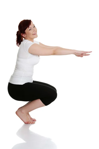 Mujer joven durante el tiempo de acondicionamiento físico y ejercicio — Foto de Stock