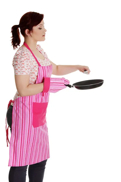 Szczęśliwa kobieta w różowej kuchni fartuch. — Zdjęcie stockowe