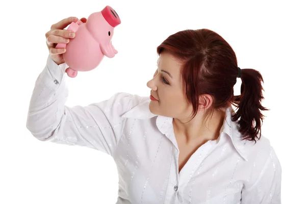 Junge Geschäftsfrau versucht, Geld aus ihrem Sparschwein zu bekommen — Stockfoto